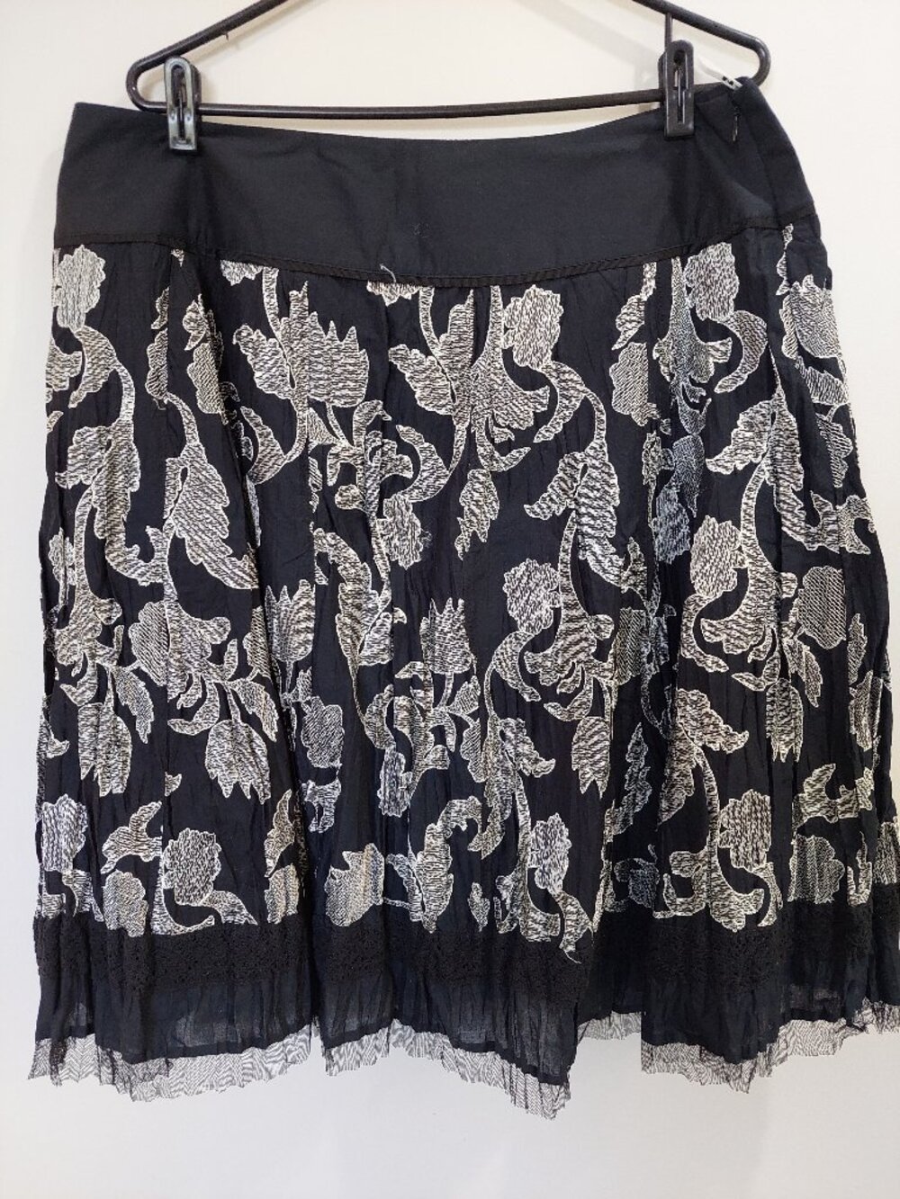 Peter Nygard Size 16P black and white embroidered Skirt Boho